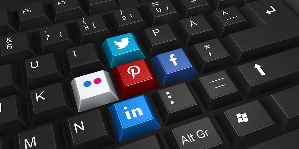 What do experts say about the importance of social media marketing in SEO?
